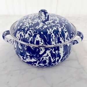 Golden rabbit Dutch oven